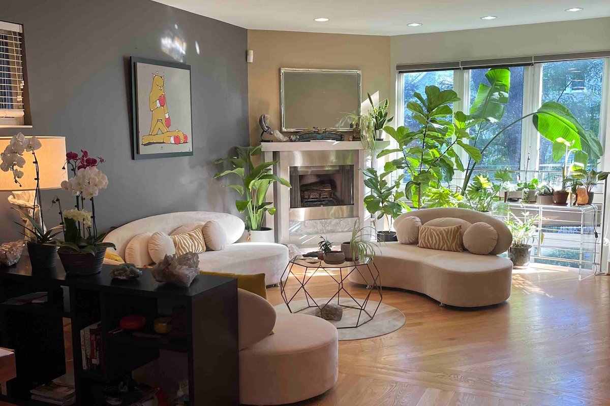 Homer Street Hotel: Bucktown Upscale Designer Home gallery image 5