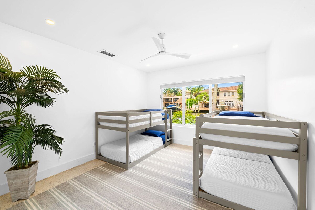 Spectacular waterfront home large pool/hot tub. gallery image 5