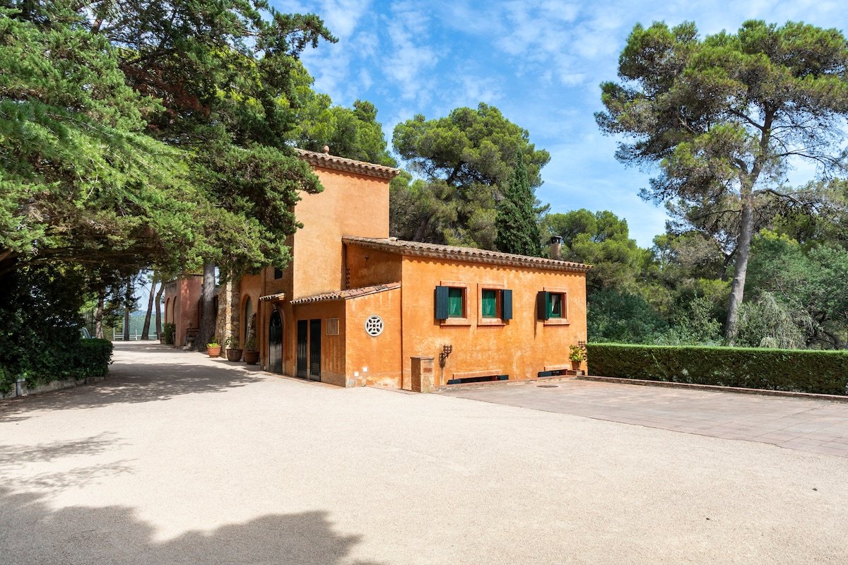 Beach House in a Magnificent Garden gallery image 2