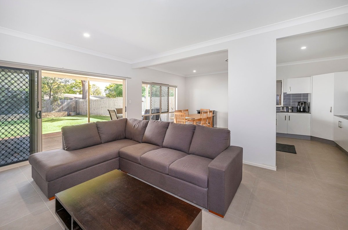 Large 5 bed home 7mins from Airport gallery image 3