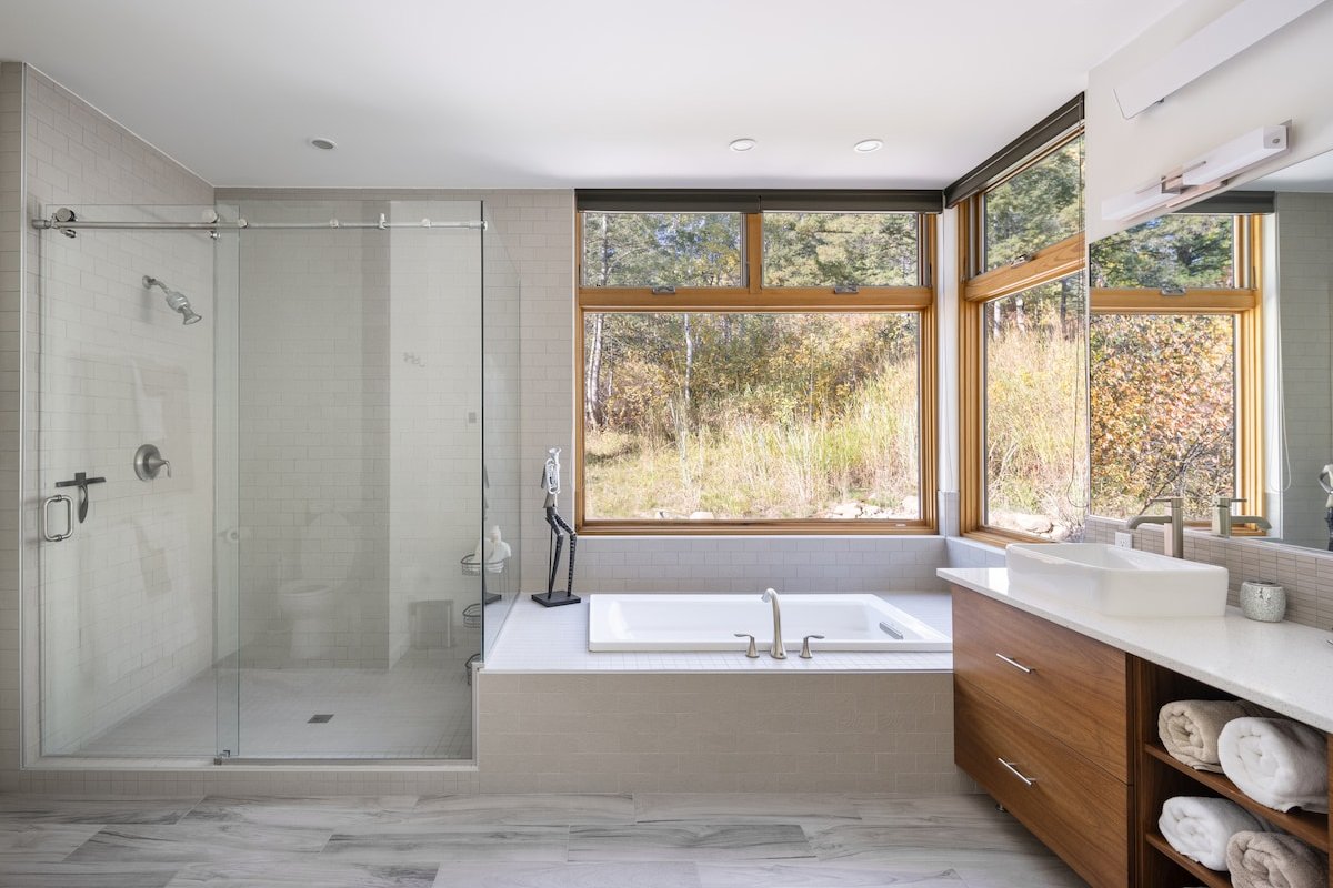 Luxury modern retreat gallery image 4