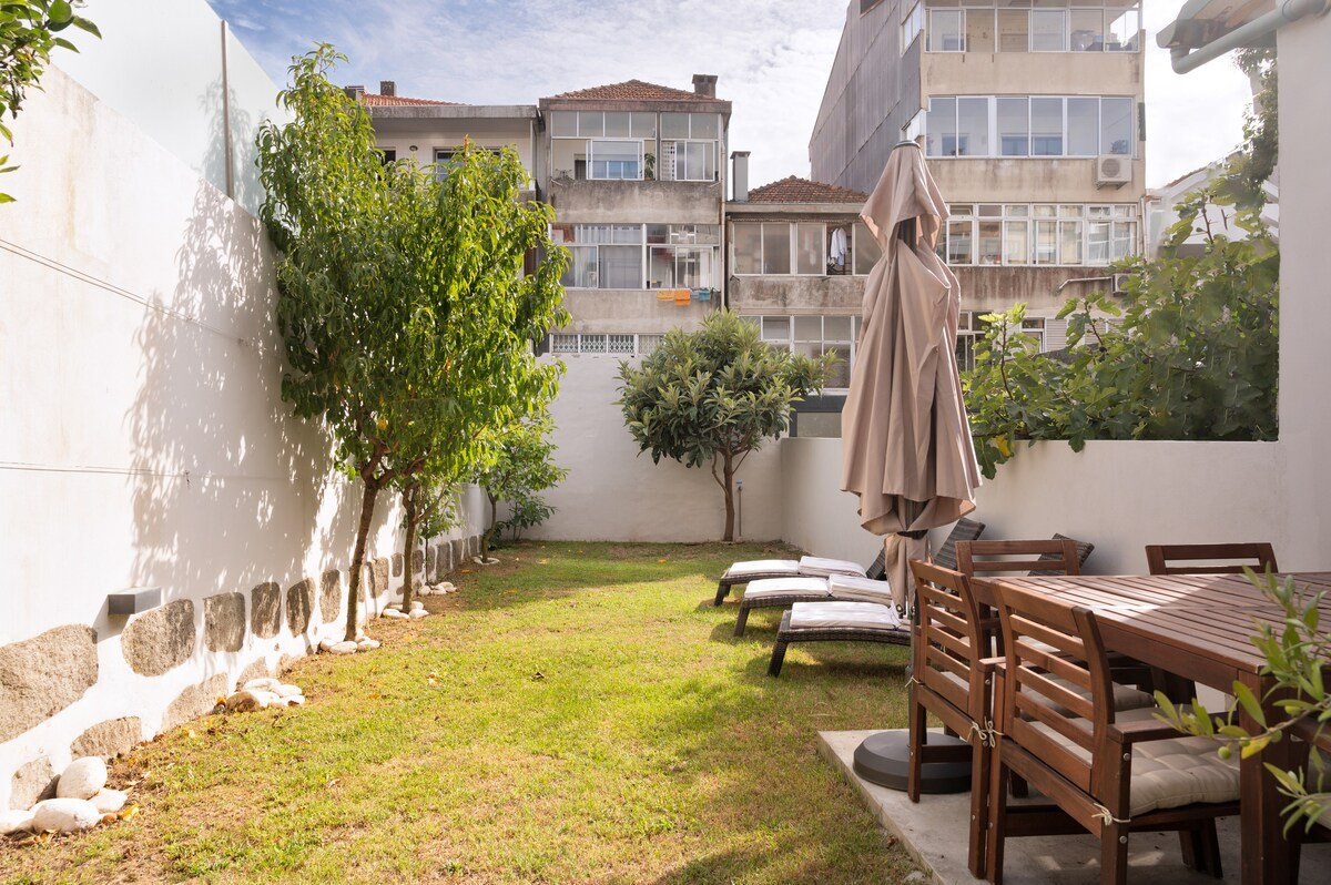 Elegant Escapes w/ hot tub, garden & garage gallery image 4