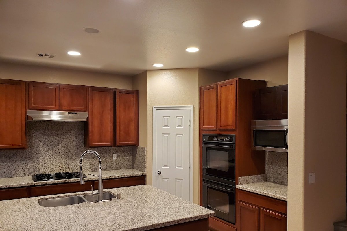 EDC Mini Castle 4 – NEW HOME – 12 Min to strip gallery image 5