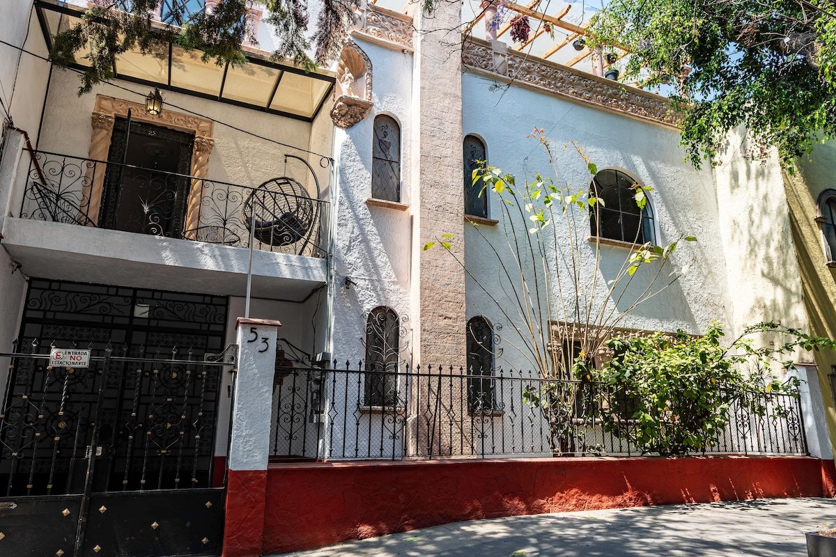 Amplia casa con hermosa arquitectura! gallery image 2