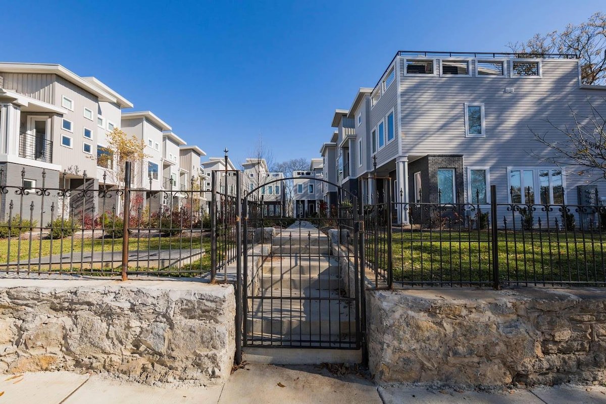 Modern 4 units 2 min to DT, 2 Rooftops, Garage gallery image 2