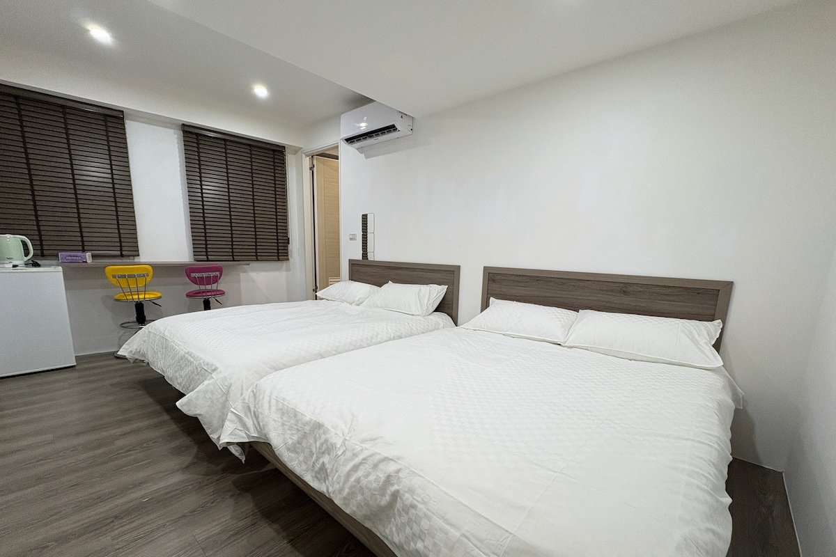 Taipei 台北西門町5-8人三房/MRT Ximen 5分鐘/電梯 gallery image 3