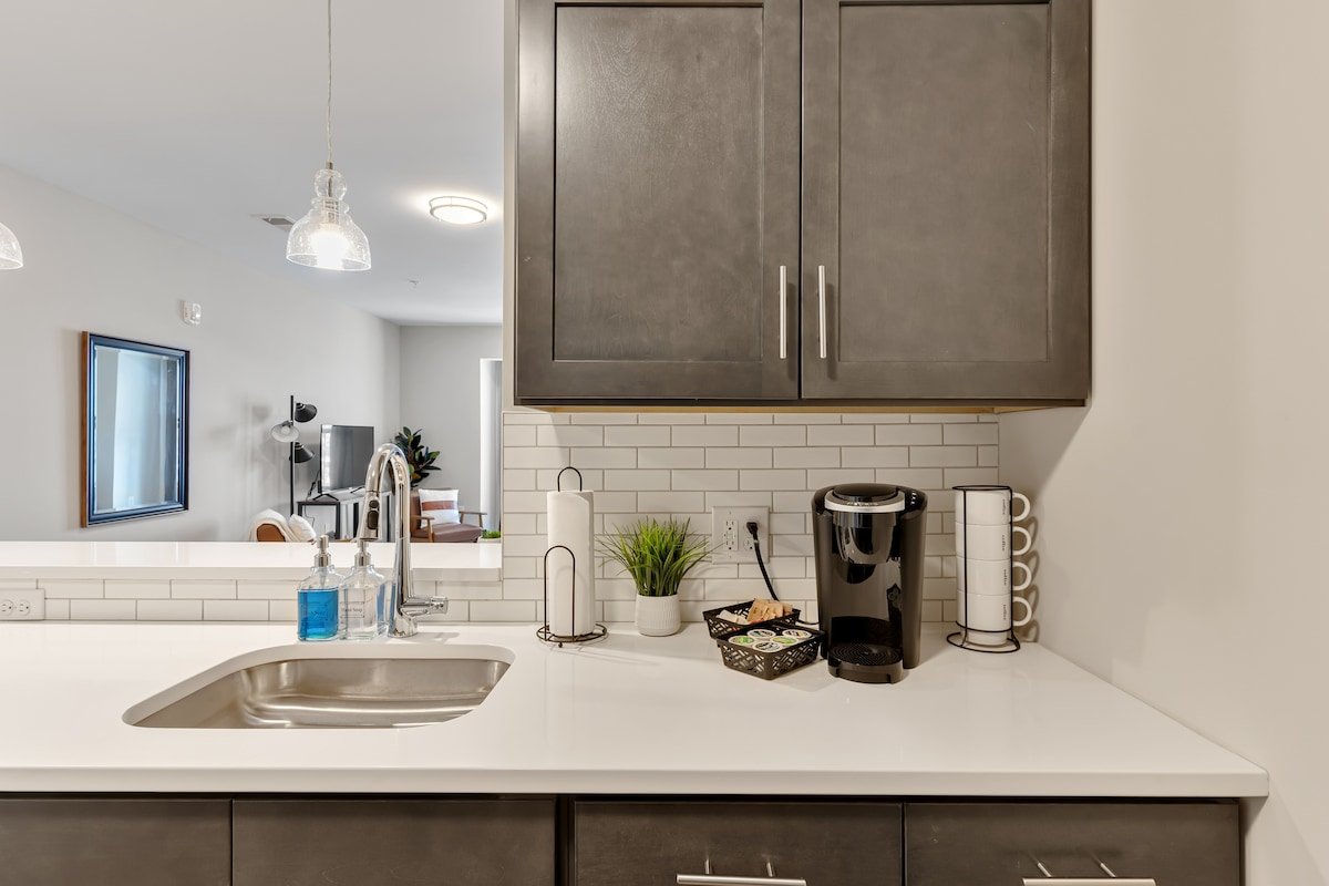 D’town | Sleeps 12-14 | Close to Airport | Trains gallery image 5