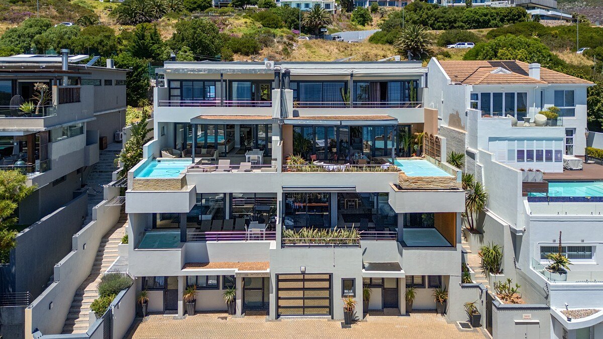 Renovated: Camps Bay Penthouse: pool, views gallery image 3