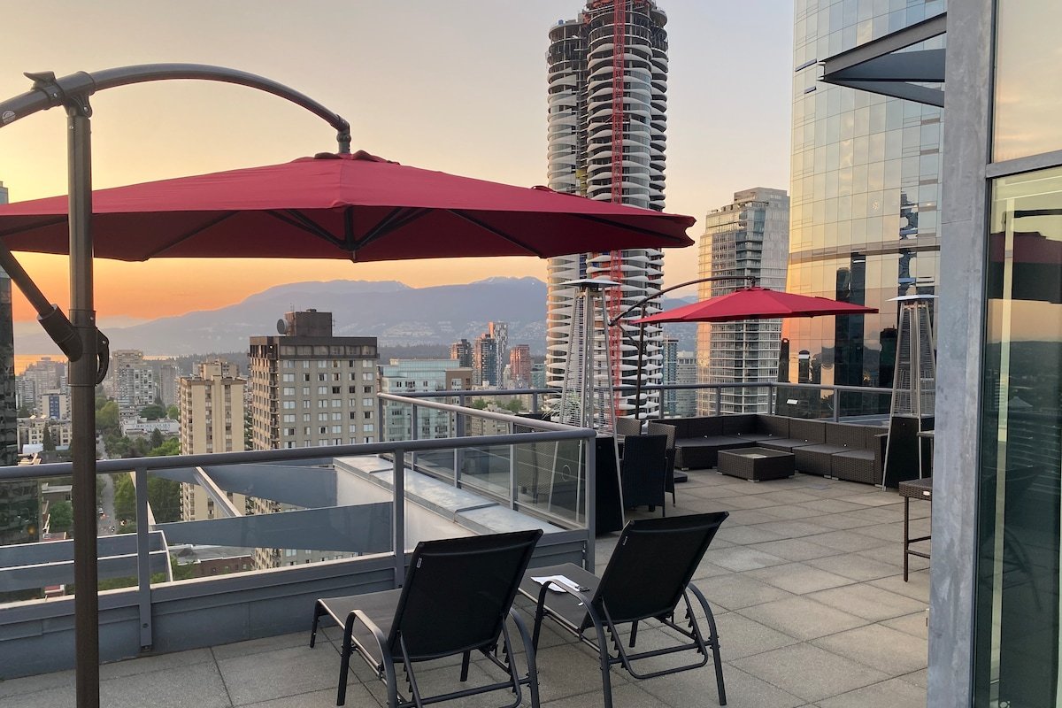 Downtown 2-Level Penthouse, Ocean & Mountain Views gallery image 2