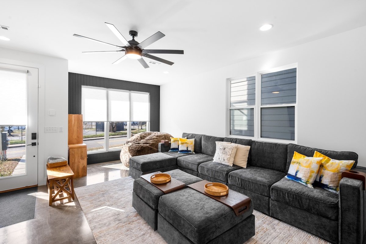 Modern New Home, Big Roofdeck, Minutes to Downtown gallery image 3