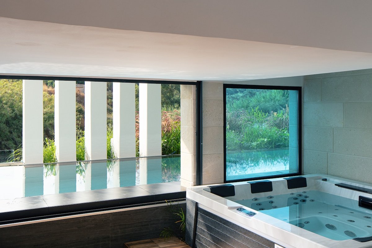 250m2 pool, Staffed, Spa, 300m to beach by etouri gallery image 5