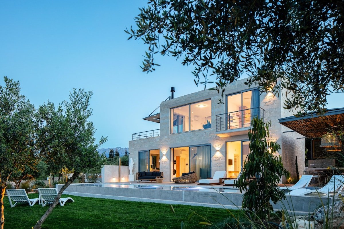 BRAND NEW Lux Villa*Heated SaltyPool*BBQ*SeaView gallery image 5