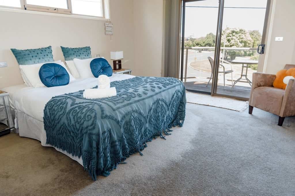 12 Apostles Beach House; with ocean & valley views gallery image 4