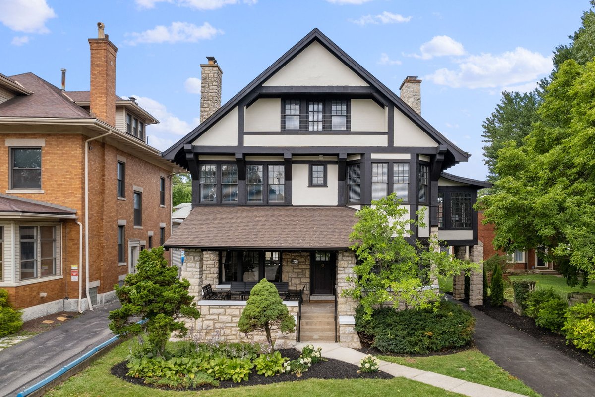 The Crotti Conservatoire Castle – 𝟑 𝐟𝐥𝐨𝐨𝐫𝐬!