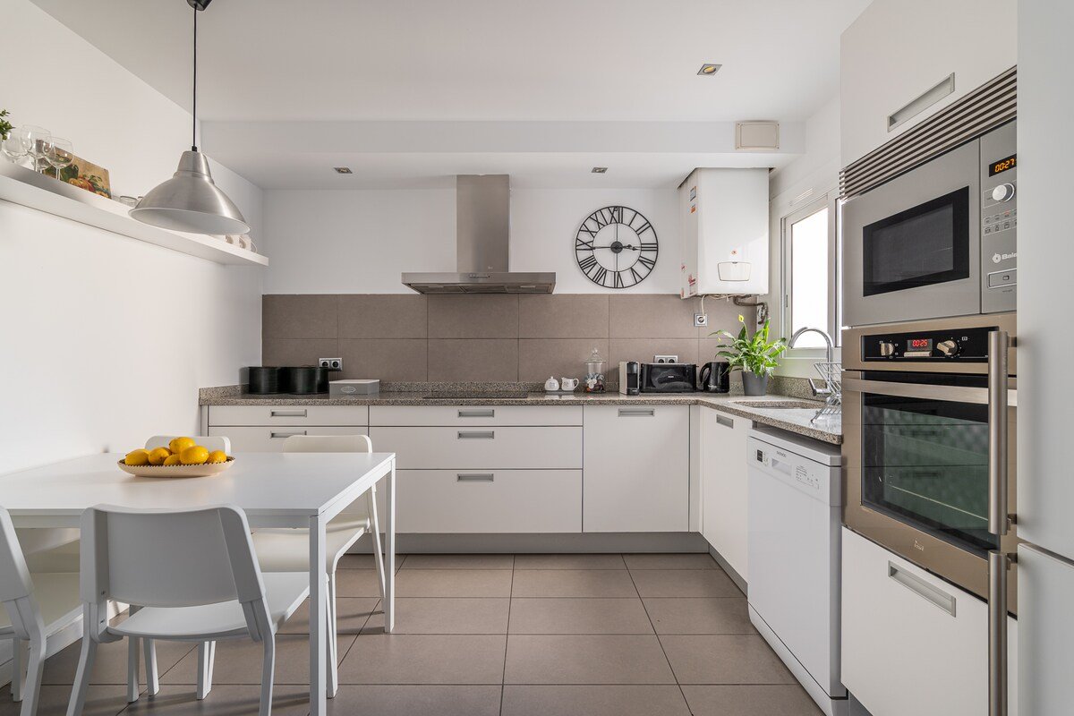 Spacious, Elegant Central Barcelona Apt gallery image 5