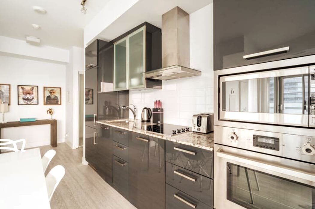 Stunning 2 bds with Lake and CN Tower View gallery image 5