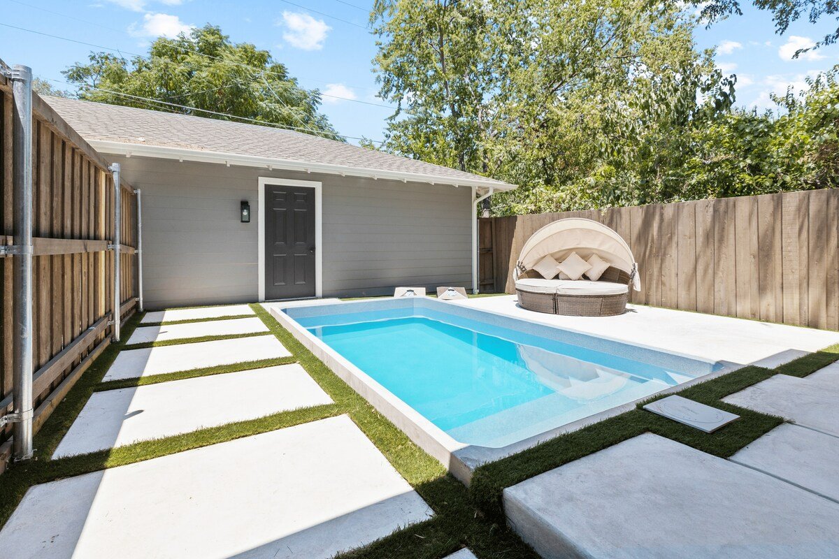 Modern Luxury Home – Heated Pool – Sleeps 10 gallery image 3