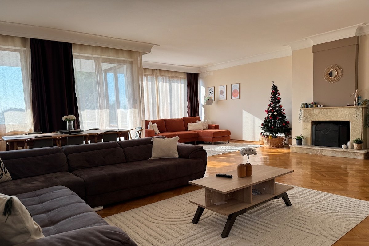 Huge House 5 mins train st. Pool 2 baths 4 rooms gallery image 2