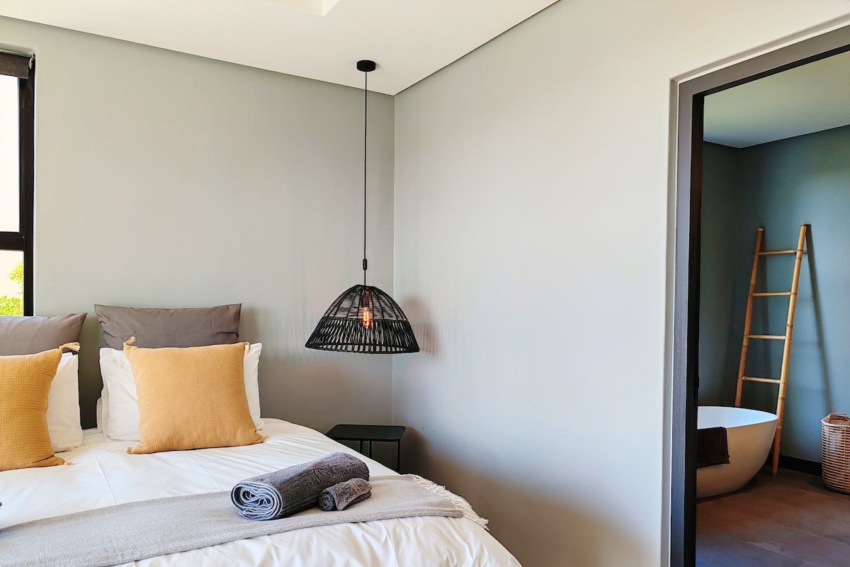 Sunset Beach Villa with Pool and Table Bay Views gallery image 5