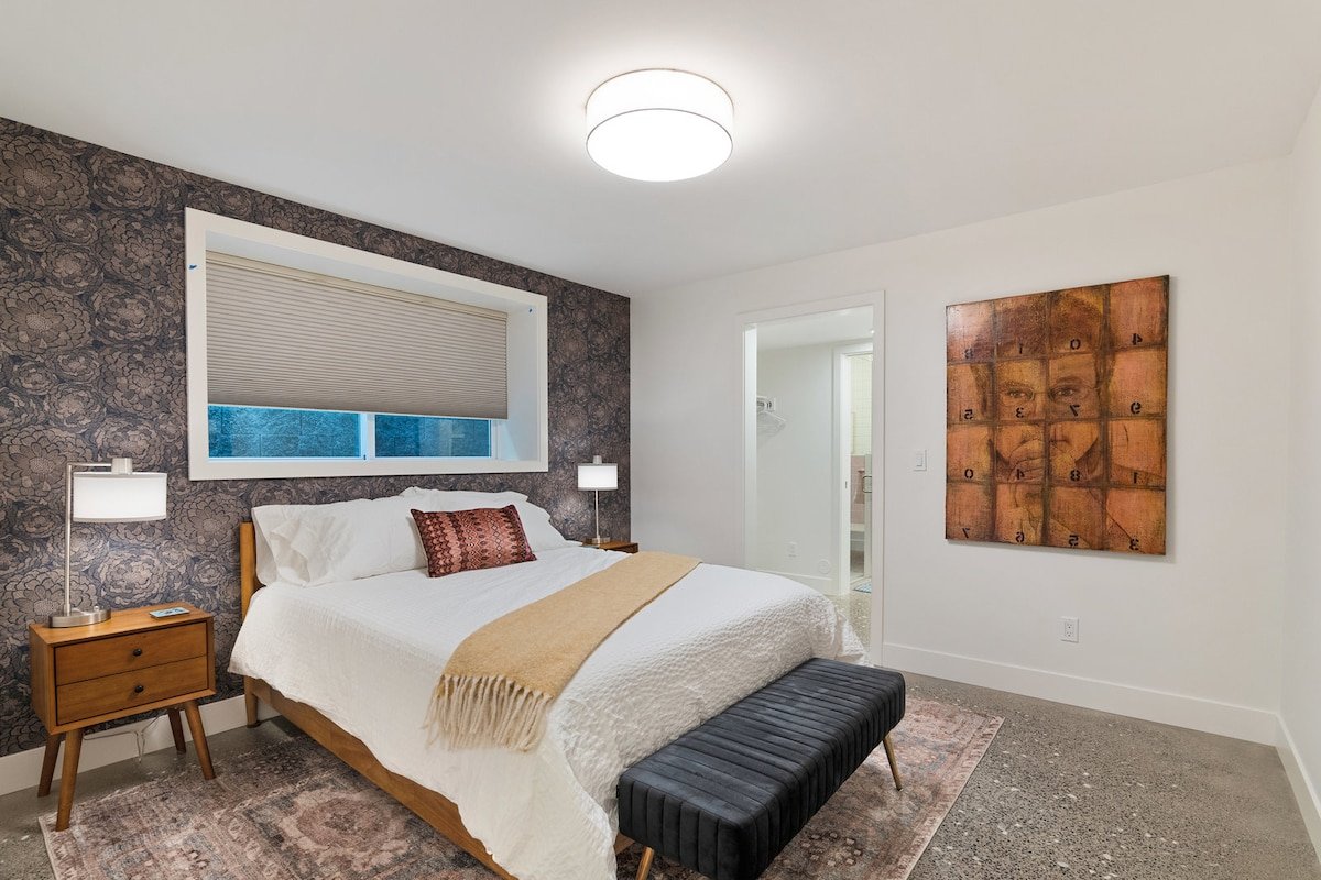 King Bed Spa Suite | Chef’s Kitchen | Walk 2 Shops gallery image 4