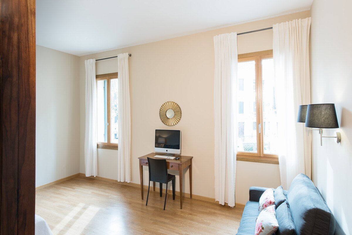 Elegant 2 bedroom w/canal views gallery image 4