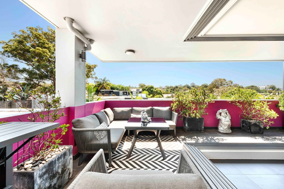 Modern Urban Penthouse: Art, Comfort, Car Parking gallery image 5