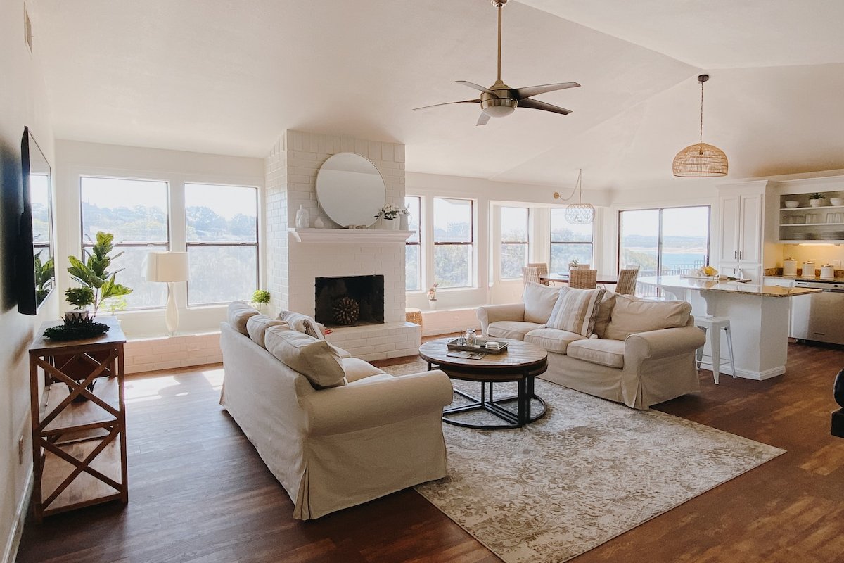 Stunning Lake Travis Retreat gallery image 2