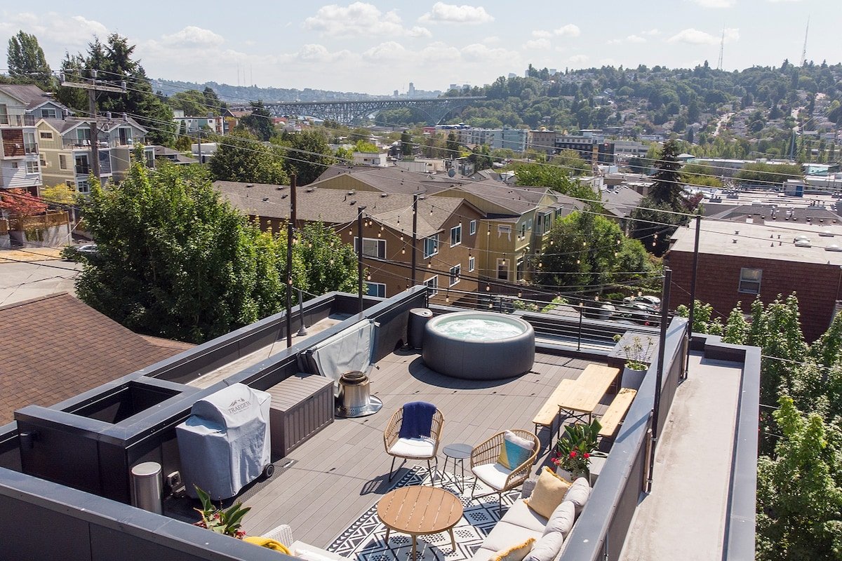 Gus II – Rooftop Hot Tub – Modern 5br/4bth Home gallery image 3