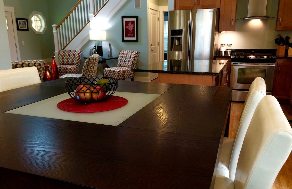 Montford Manor-Home Away From Home / Near downtown gallery image 5