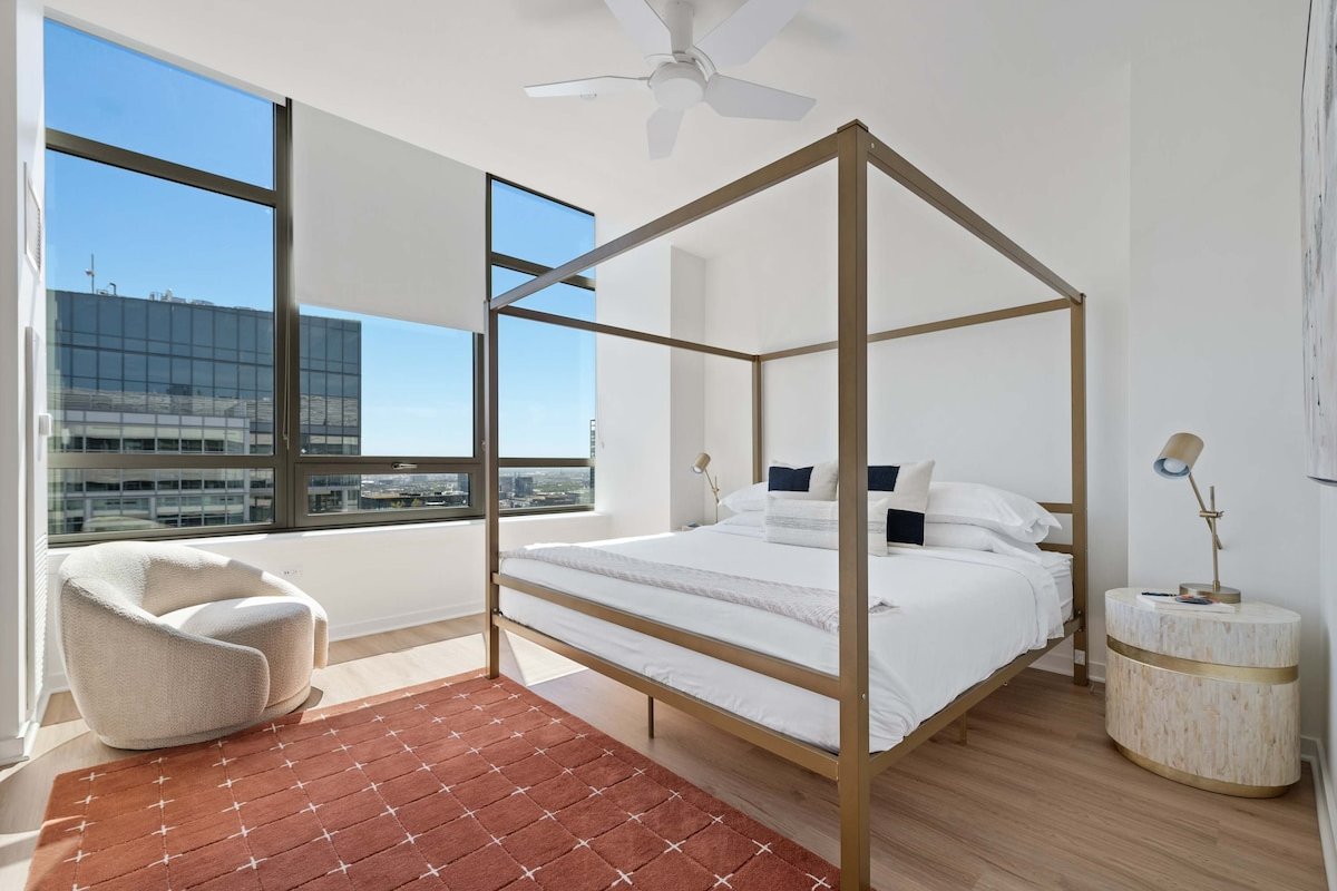 Sky-High 3BR Penthouse in West Loop gallery image 4