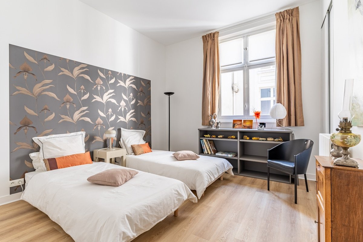 Paris Hoche gallery image 3