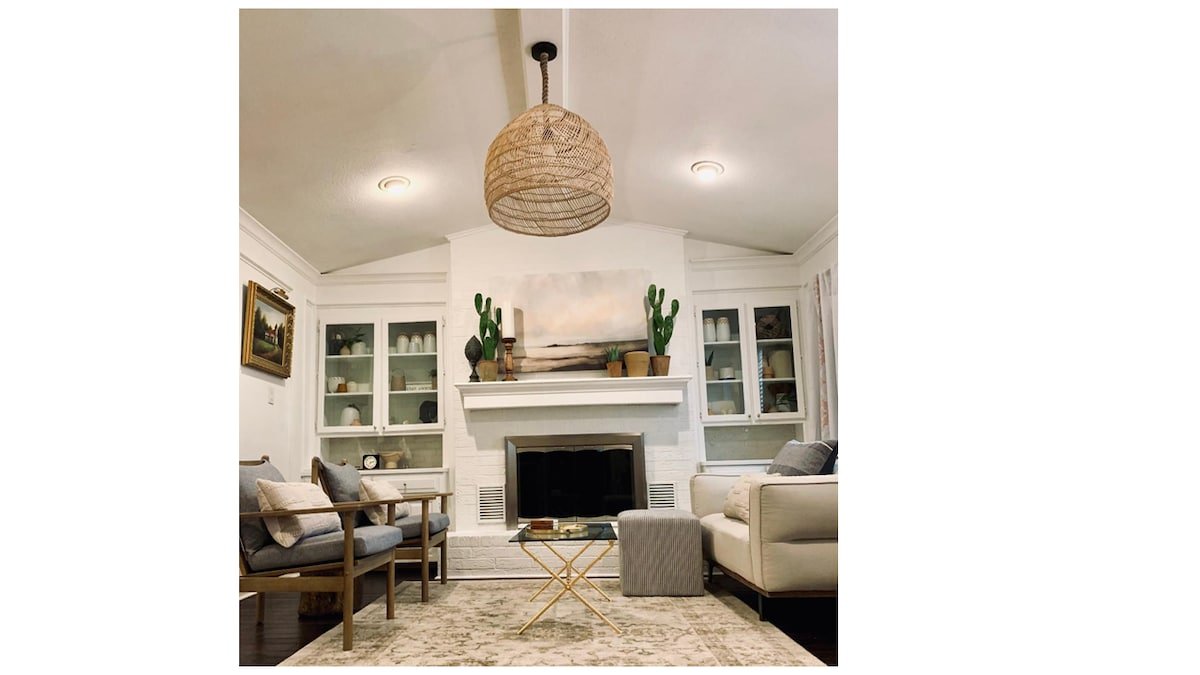 -*Downtown 4BR Spacious Cowtown Craftsman Home*- gallery image 3