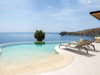 Domus Mare I – Sea views, private cove, hot tub!