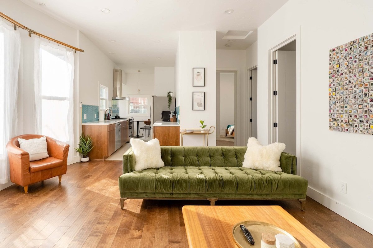 HeartofHawthorne MidCentury Dream 95 WalkScore 3BR gallery image 2