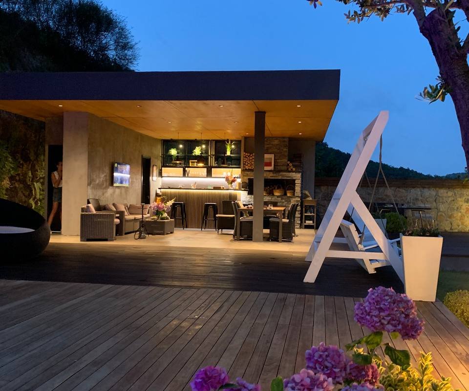 Unique & Fascinating Villa With Magnificent Garden gallery image 5