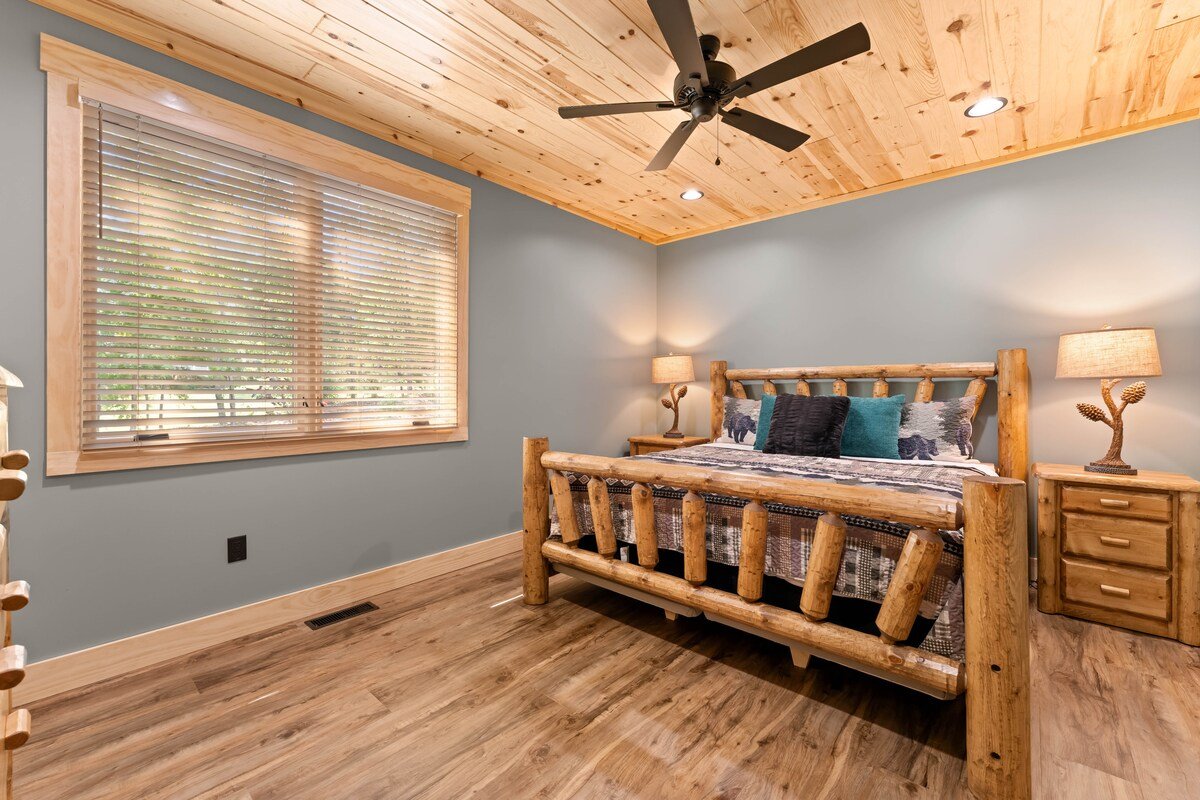 Sleeps 20 | Lakefront Retreat • Pool, Spa, Theatre gallery image 5