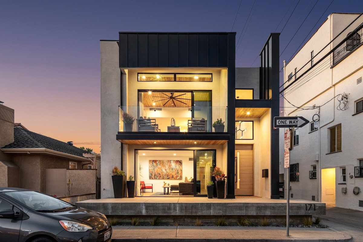 Naples Modern Home gallery image 2