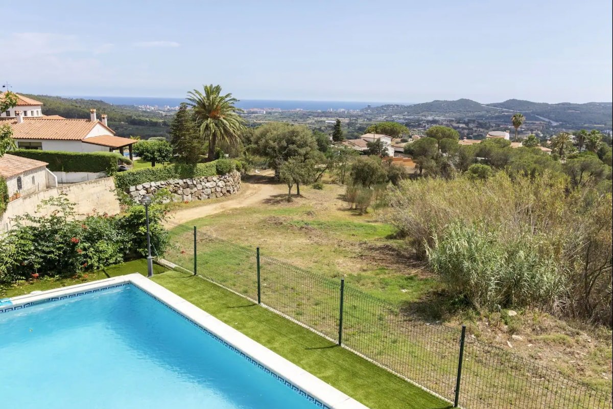 Panoramic views and pool in Villa del Alba gallery image 4