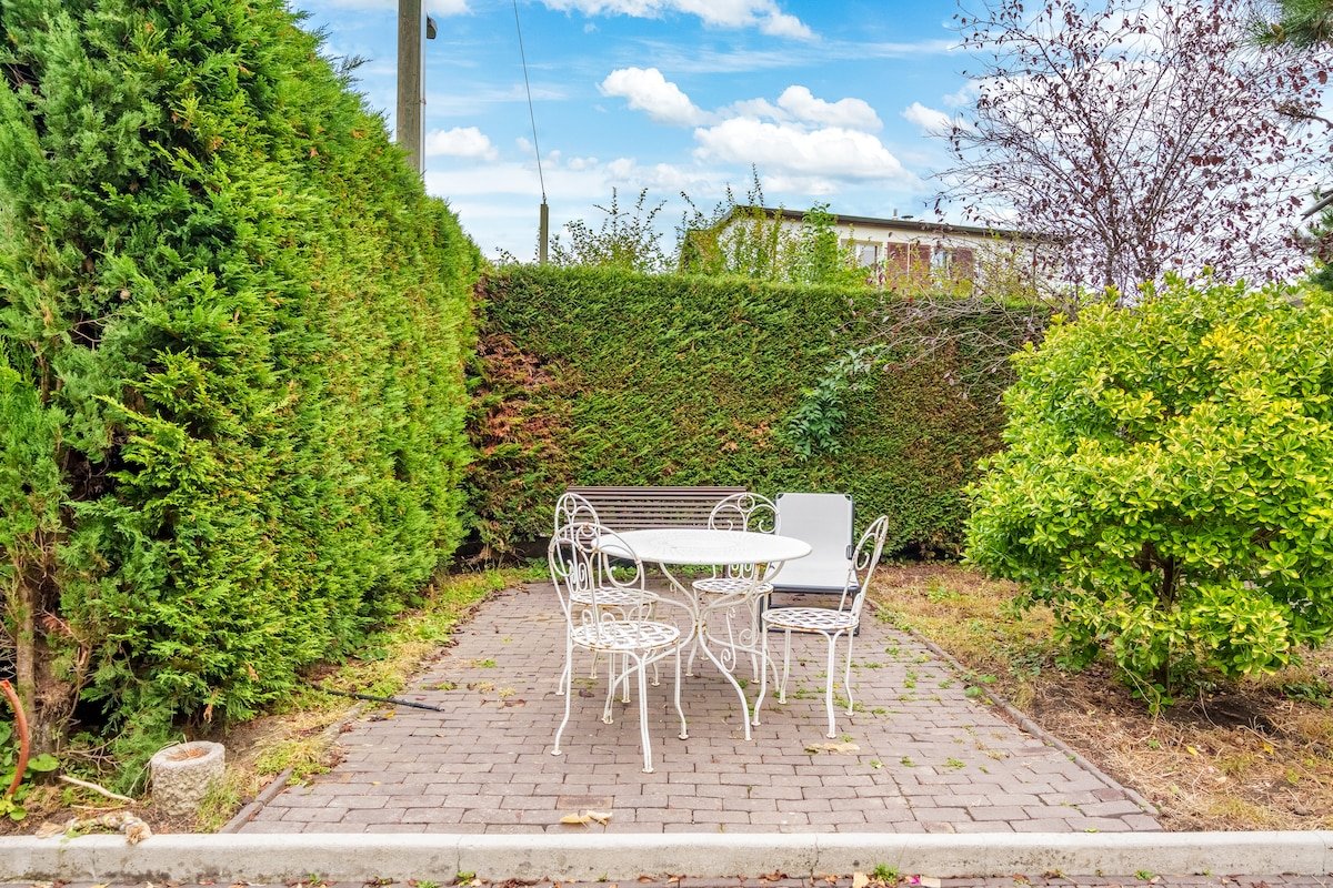 Full house very close to center & public transport gallery image 3