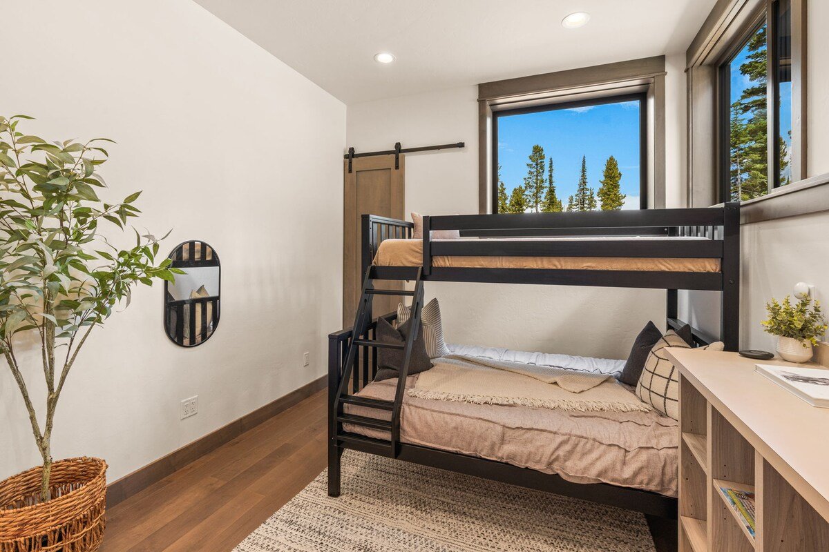 Big Sky Luxury + Hot Tub, Firepit, Epic Views! gallery image 4