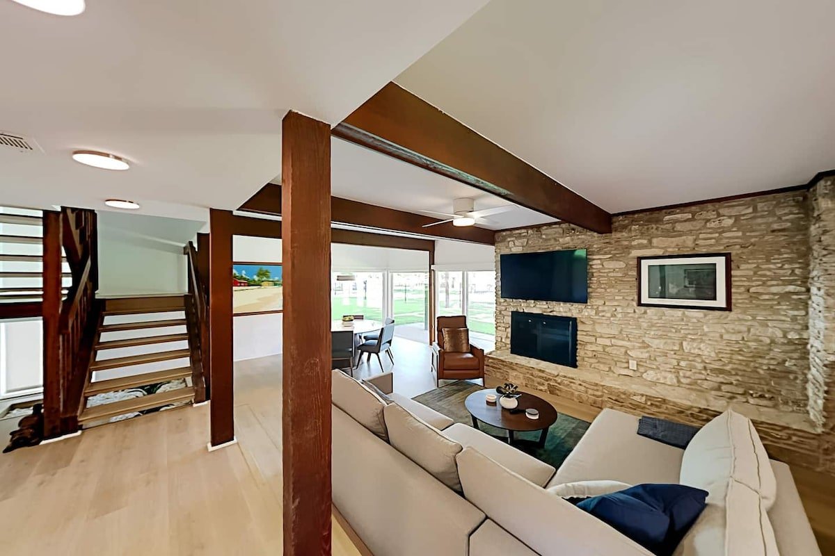 Beautiful Mid-Century Modern Lakehouse gallery image 2