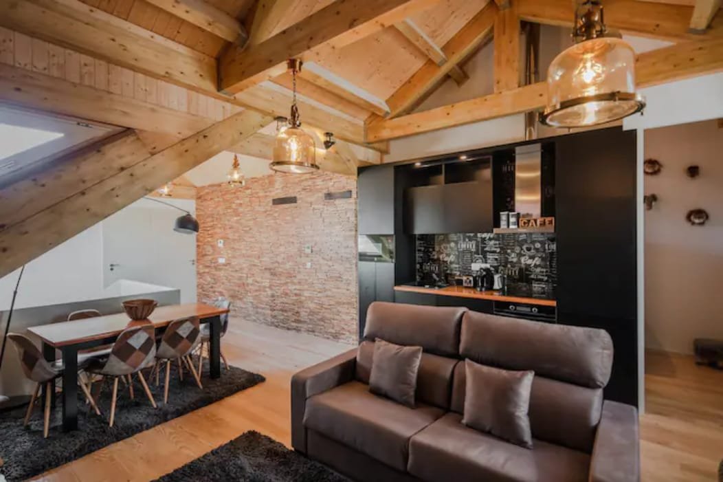 Deluxe Rustic 3 Bedroom apartment + Parking gallery image 2