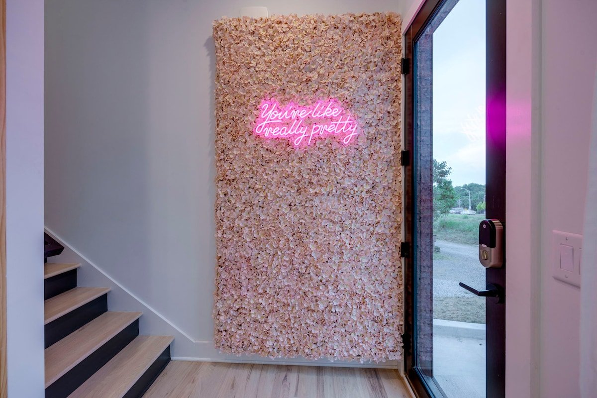 Luxury Chic Modern Home Minutes from the Gulch gallery image 5