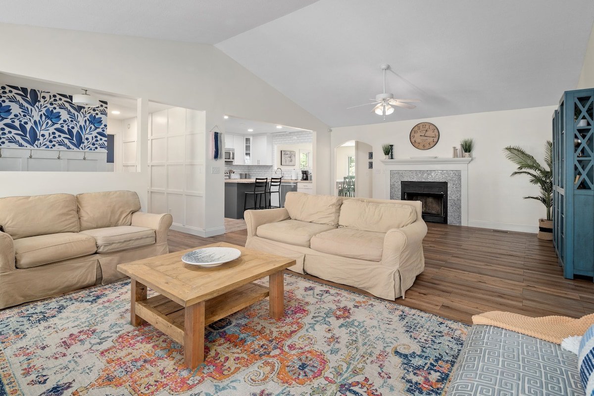 Hot tub, Pool, King bed, Asheville gallery image 2