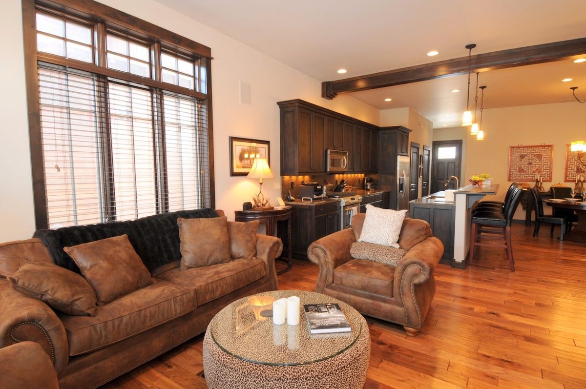 Bridger Creek Townhouse – Elegant Townhome Close t gallery image 2