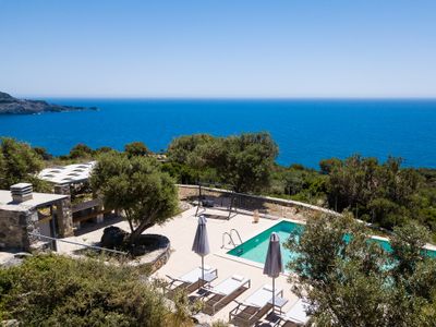 Sea views, private pool and near the beach