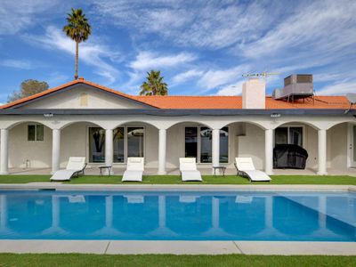 Luxury Villa w/ Heated Pool: Mins to Strip/Stadium