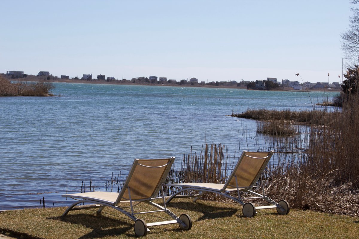 Private chic waterfront retreat-newly renovated.