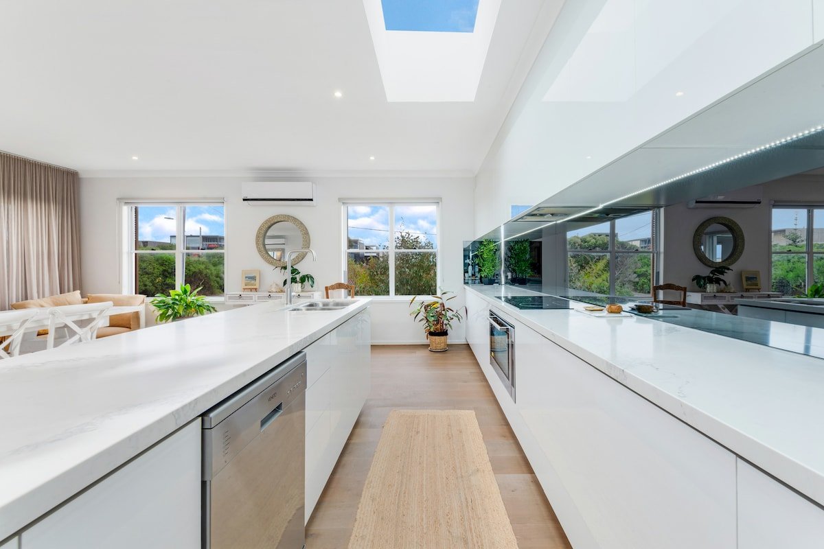 Luxury at the lookout – beach across the road! gallery image 3