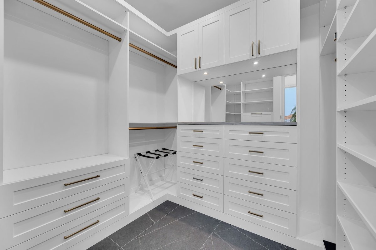 LVS Carlotta – New Designer Waterfront LUX Retreat gallery image 3